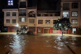 人美心善！迭戈-科斯塔在巴西参与洪水救援，与众人合力救助百人